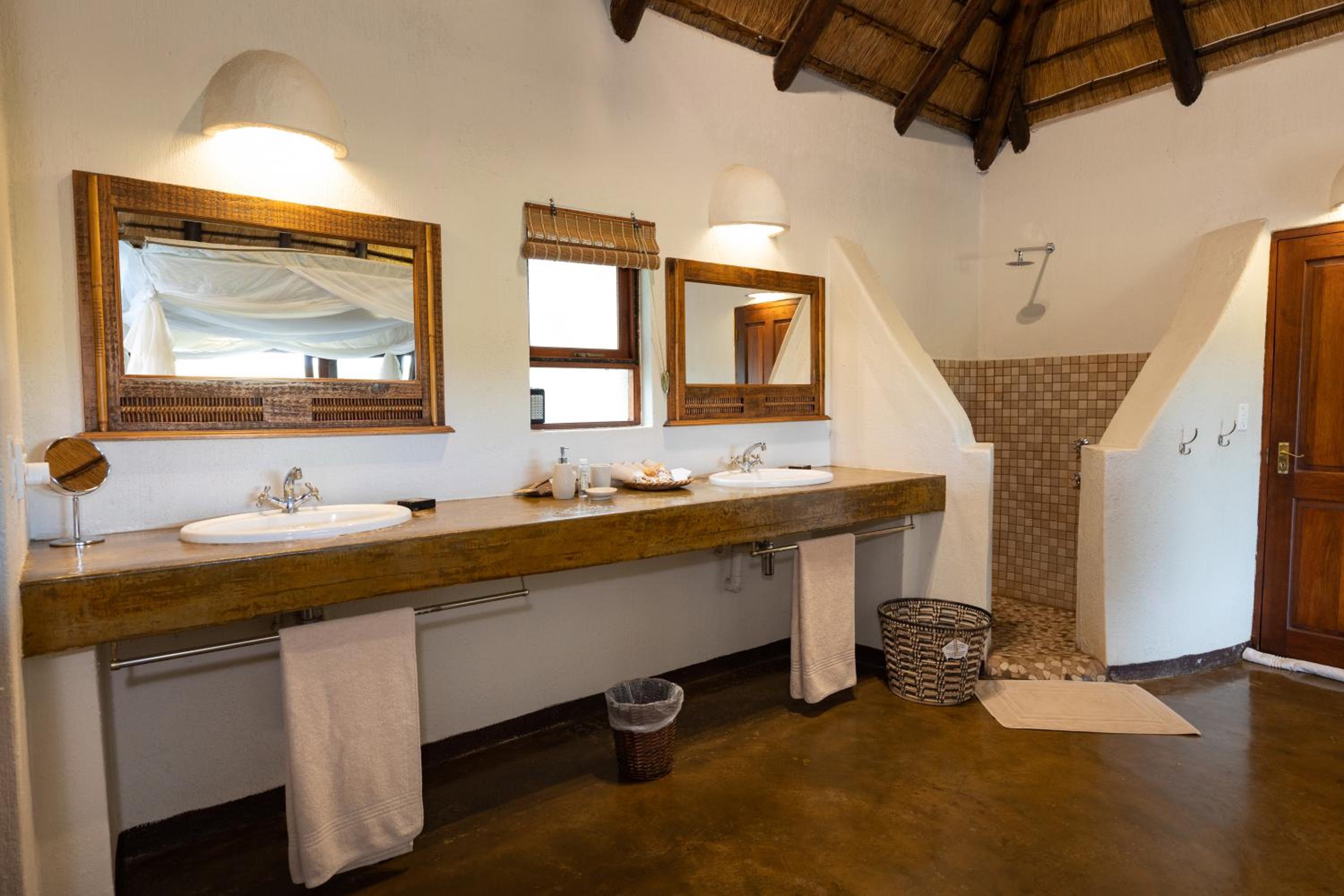 Nyati Safari Lodge