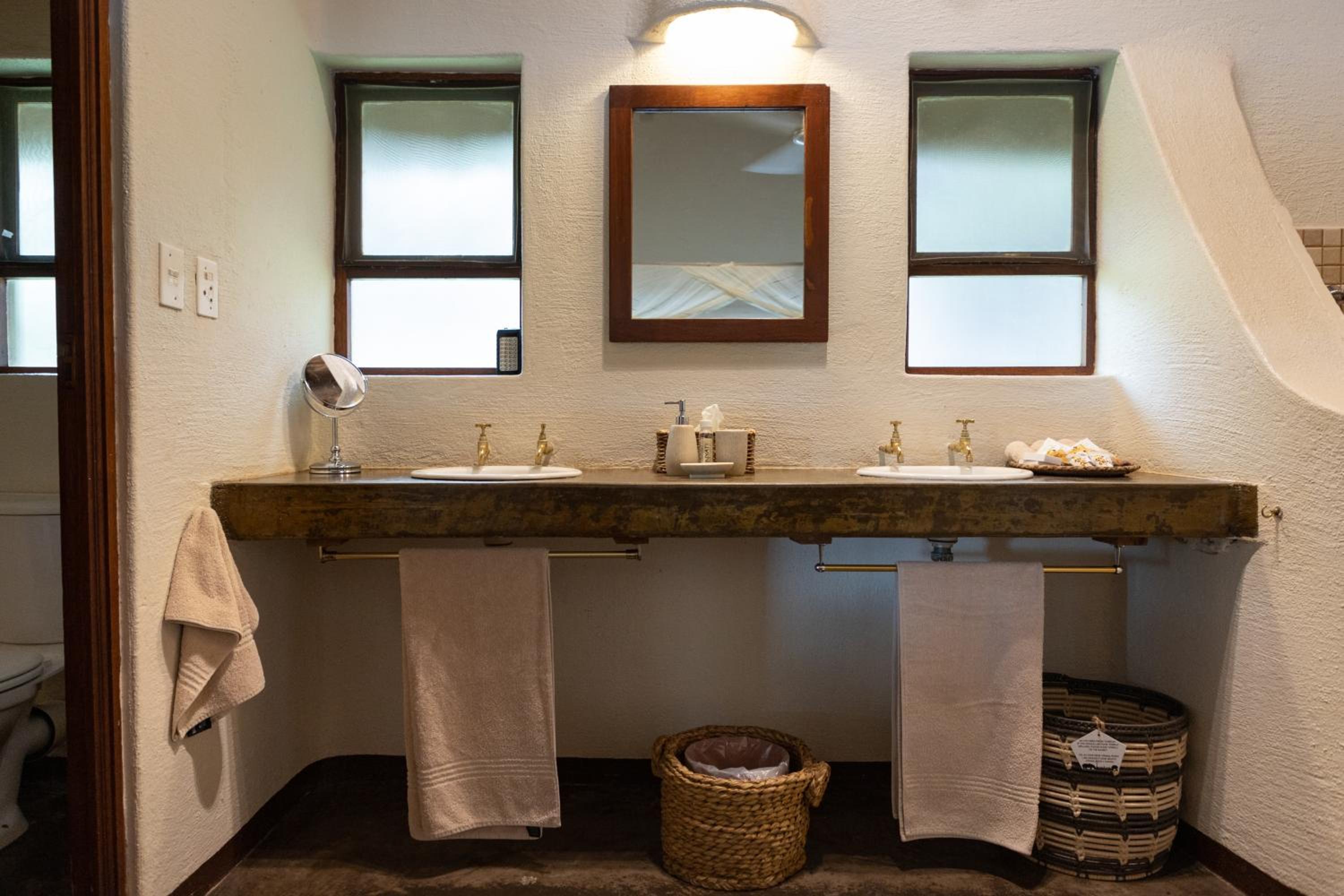 Nyati Safari Lodge