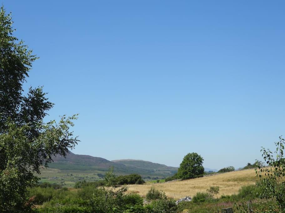 Nature's Oasis: Pet-Friendly Snowdonia Cottage view 3