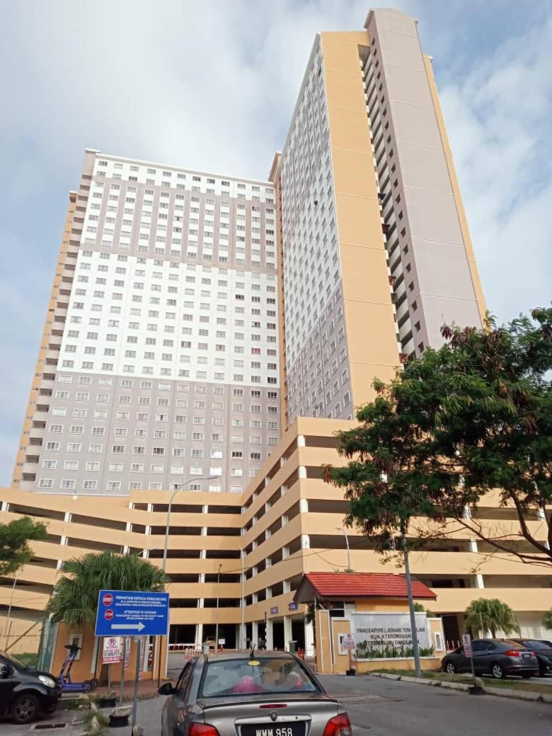 Homestay Camelia Kuala Terengganu - Near Drawbridge, Pasar Payang, KTCC Mall, Hospital HSNZ and Batu Buruk Beach Area