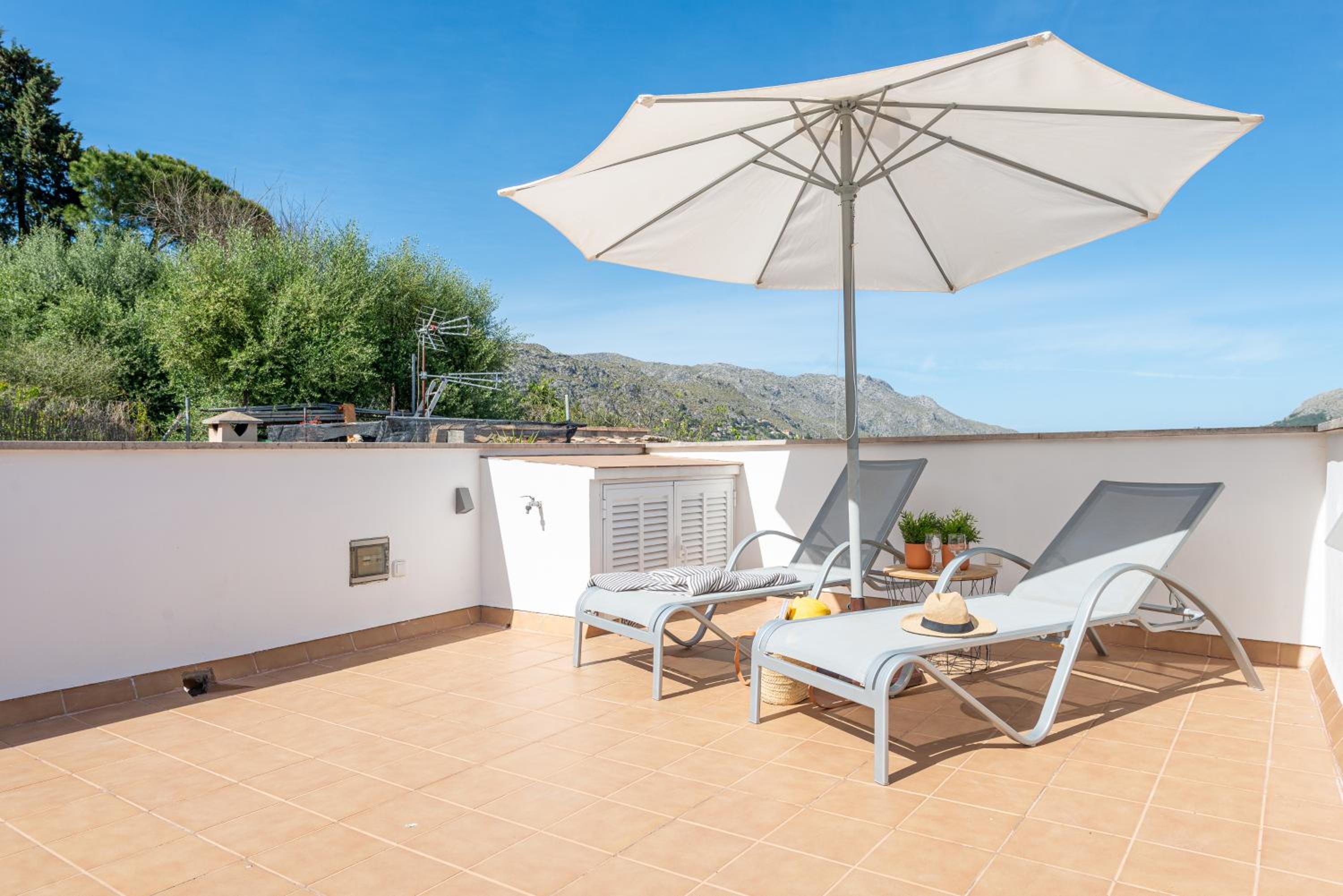 Bona Vista with mountain views by BeBreeze