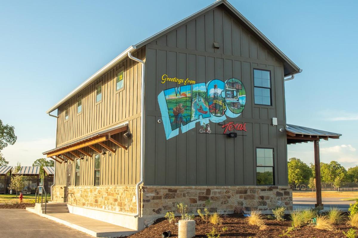 Hotel Camp Fimfo Waco - Image 1