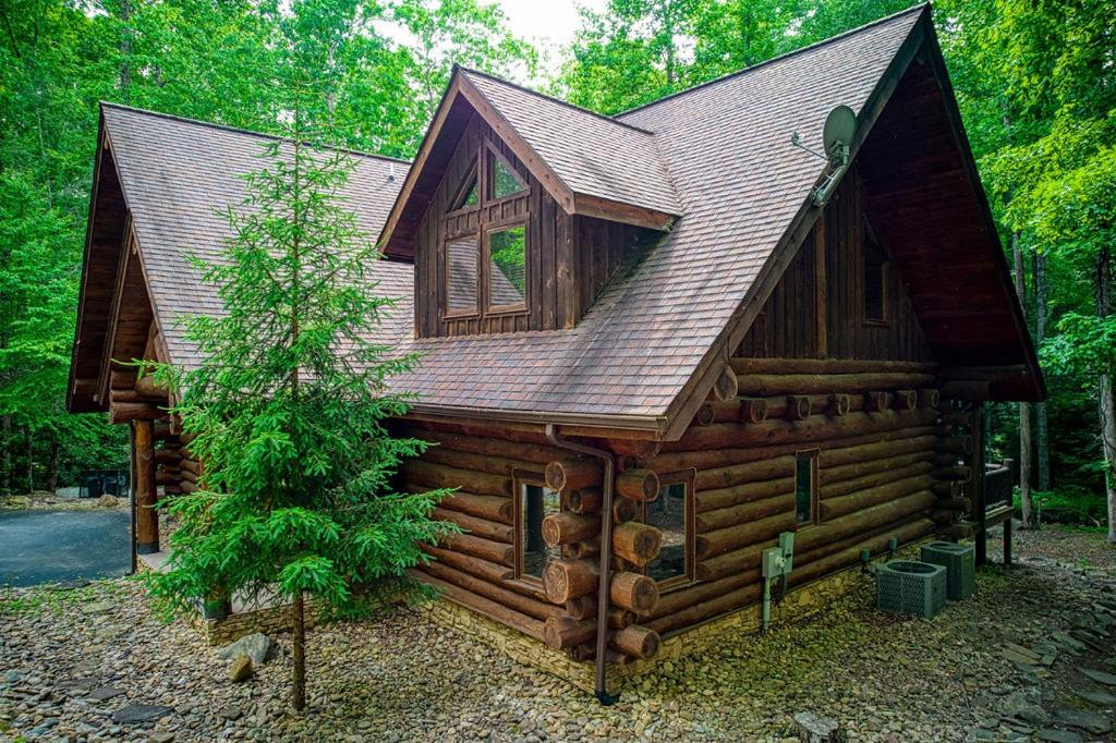 Rippling Stream, Hot Tub, Game Room, 5 Star, Fire Pit, Free Attraction Tickets, Secluded!!!