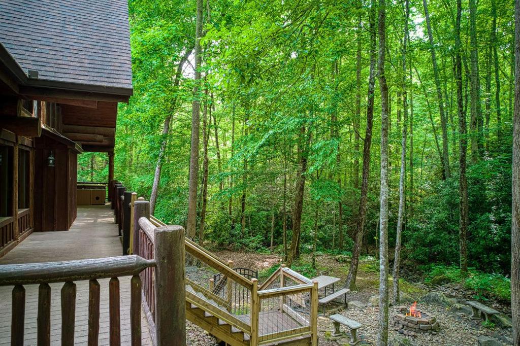 Rippling Stream, Hot Tub, Game Room, 5 Star, Fire Pit, Free Attraction Tickets, Secluded!!!