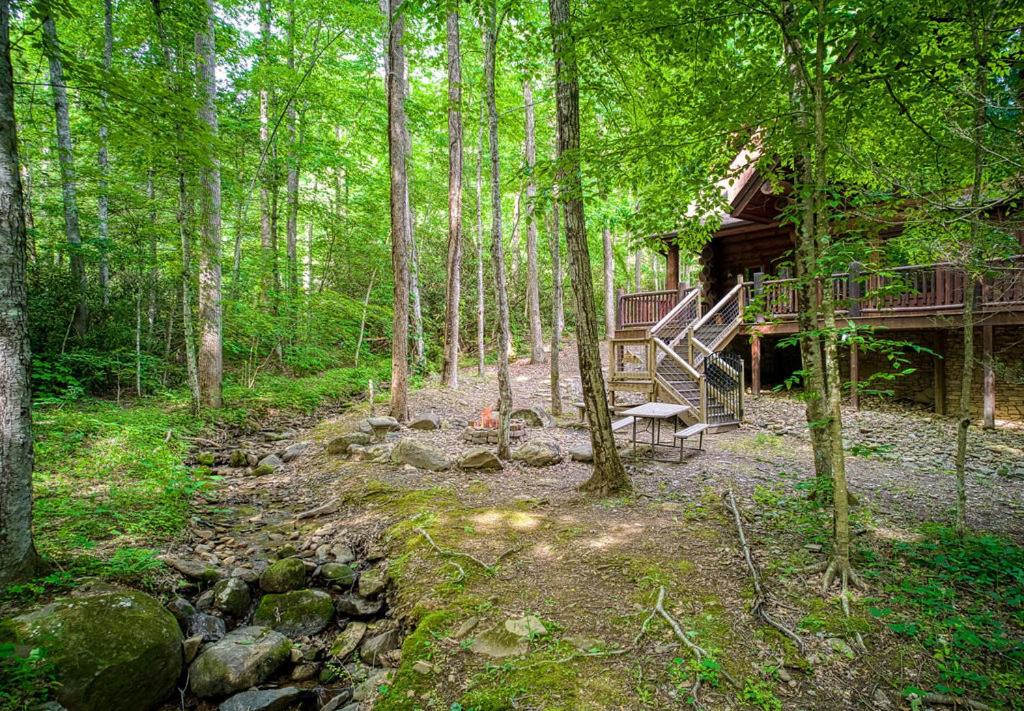 Rippling Stream, Hot Tub, Game Room, 5 Star, Fire Pit, Free Attraction Tickets, Secluded!!!