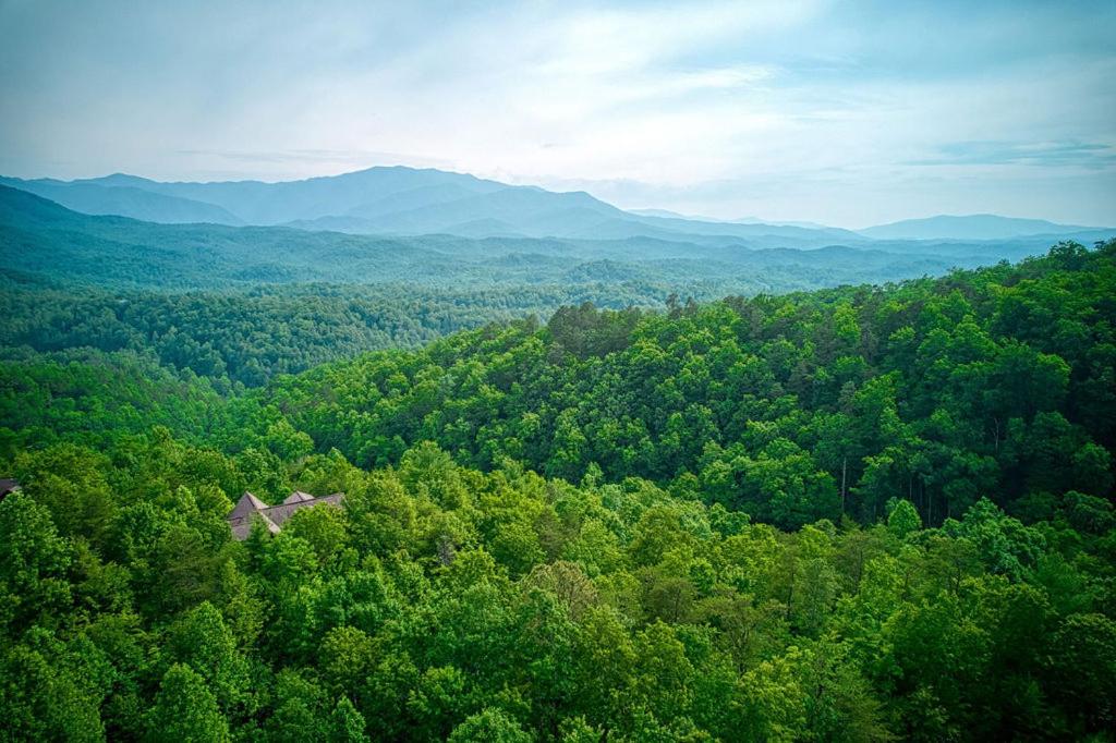 Rippling Stream, Hot Tub, Game Room, 5 Star, Fire Pit, Free Attraction Tickets, Secluded!!!