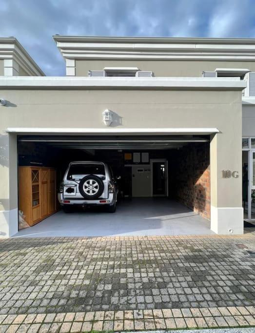 Elgin Townhouse-Excellent location view 3