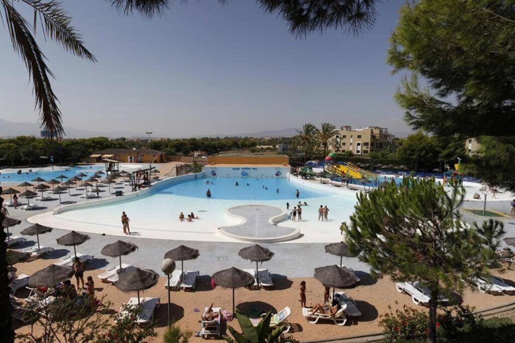 Blue Marine Home - Parking, Pool, AC, WiFi