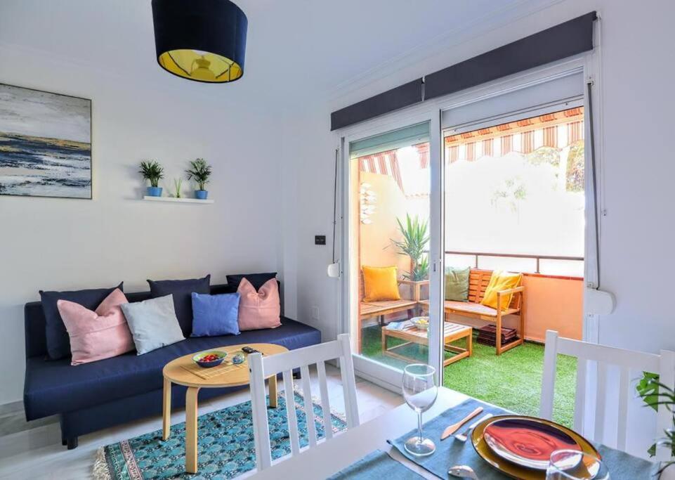Blue Marine Home - Parking, Pool, AC, WiFi