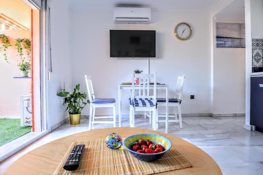Blue Marine Home - Parking, Pool, AC, WiFi