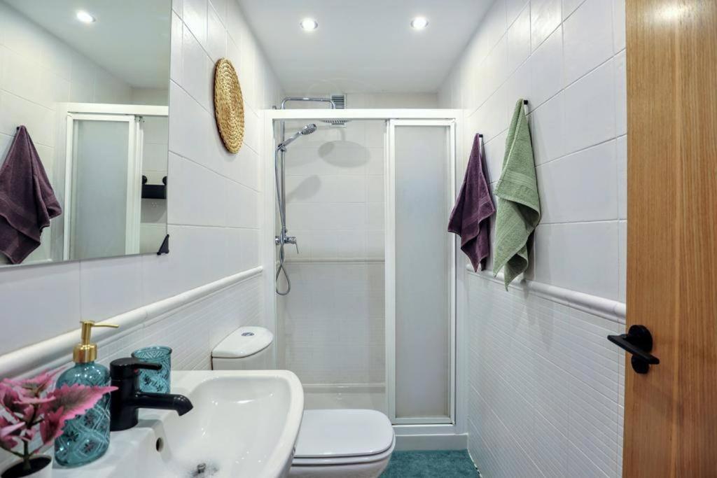Blue Marine Home - Parking, Pool, AC, WiFi