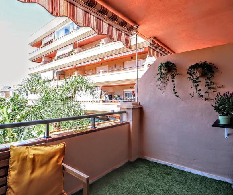 Blue Marine Home - Parking, Pool, AC, WiFi
