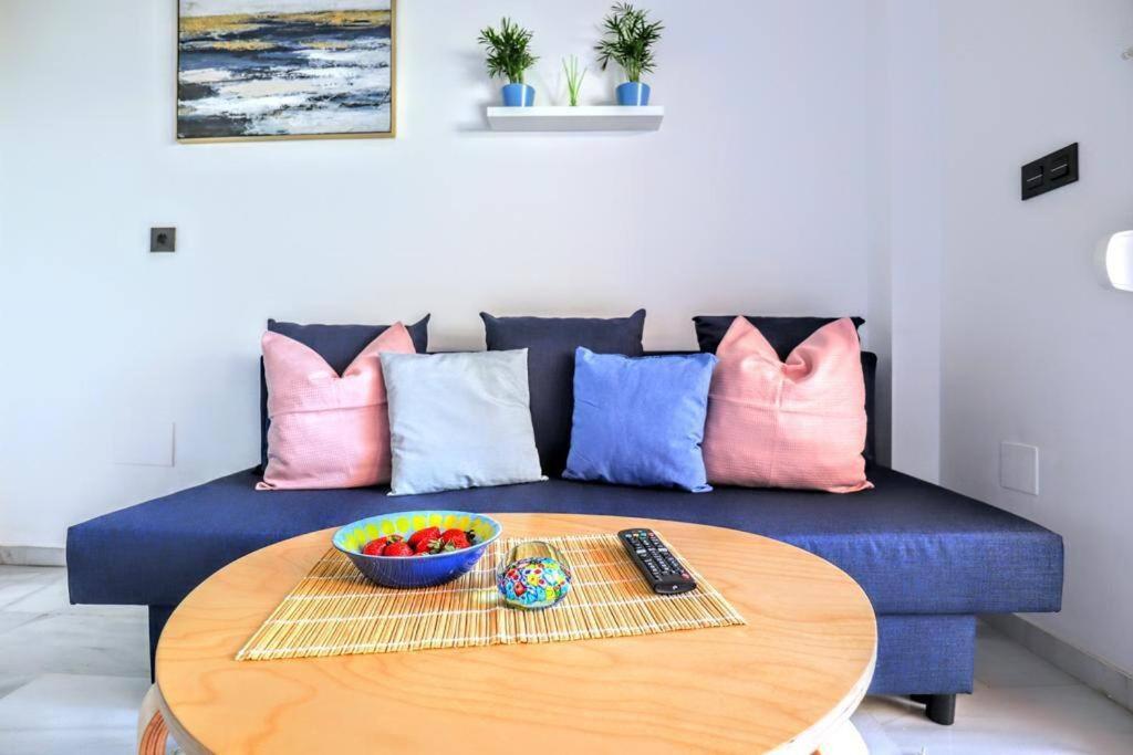 Blue Marine Home - Parking, Pool, AC, WiFi