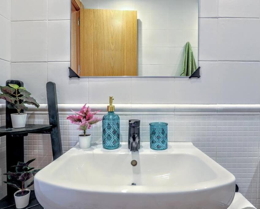 Blue Marine Home - Parking, Pool, AC, WiFi