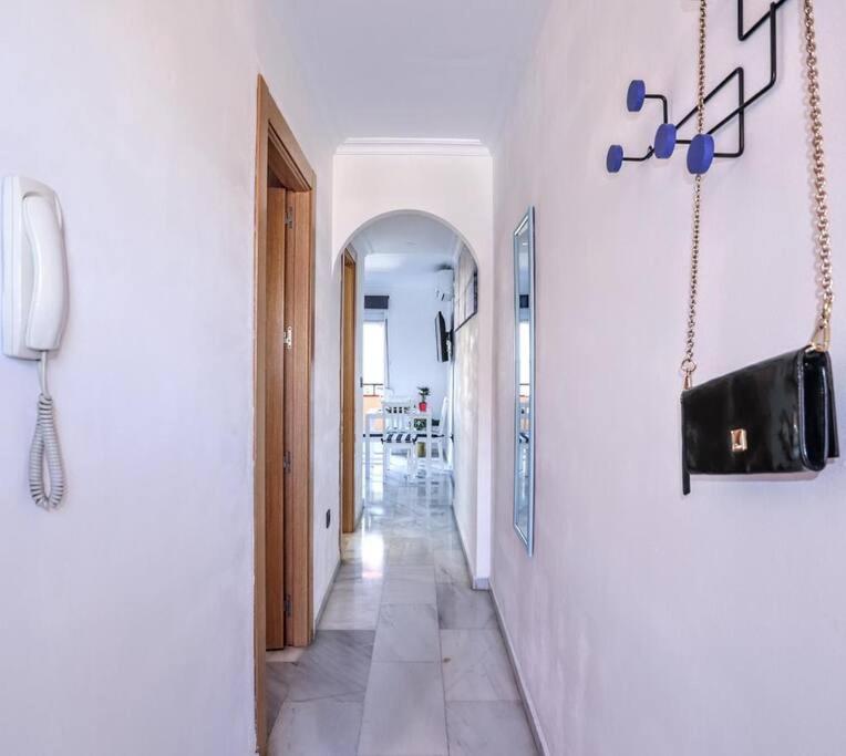 Blue Marine Home - Parking, Pool, AC, WiFi