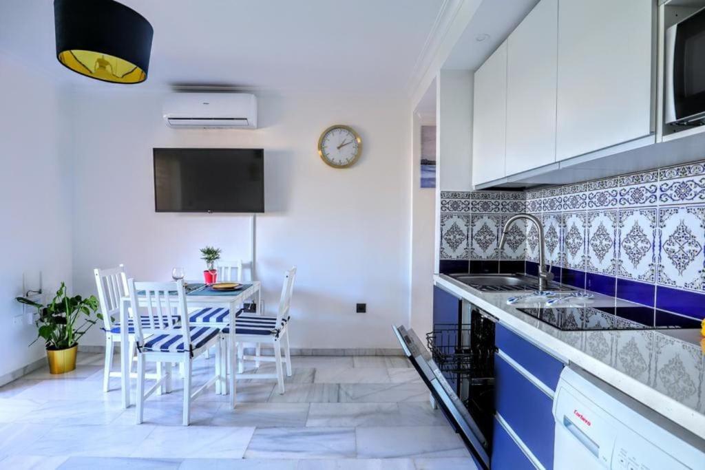 Blue Marine Home - Parking, Pool, AC, WiFi