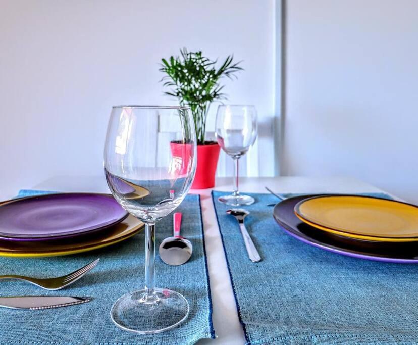 Blue Marine Home - Parking, Pool, AC, WiFi