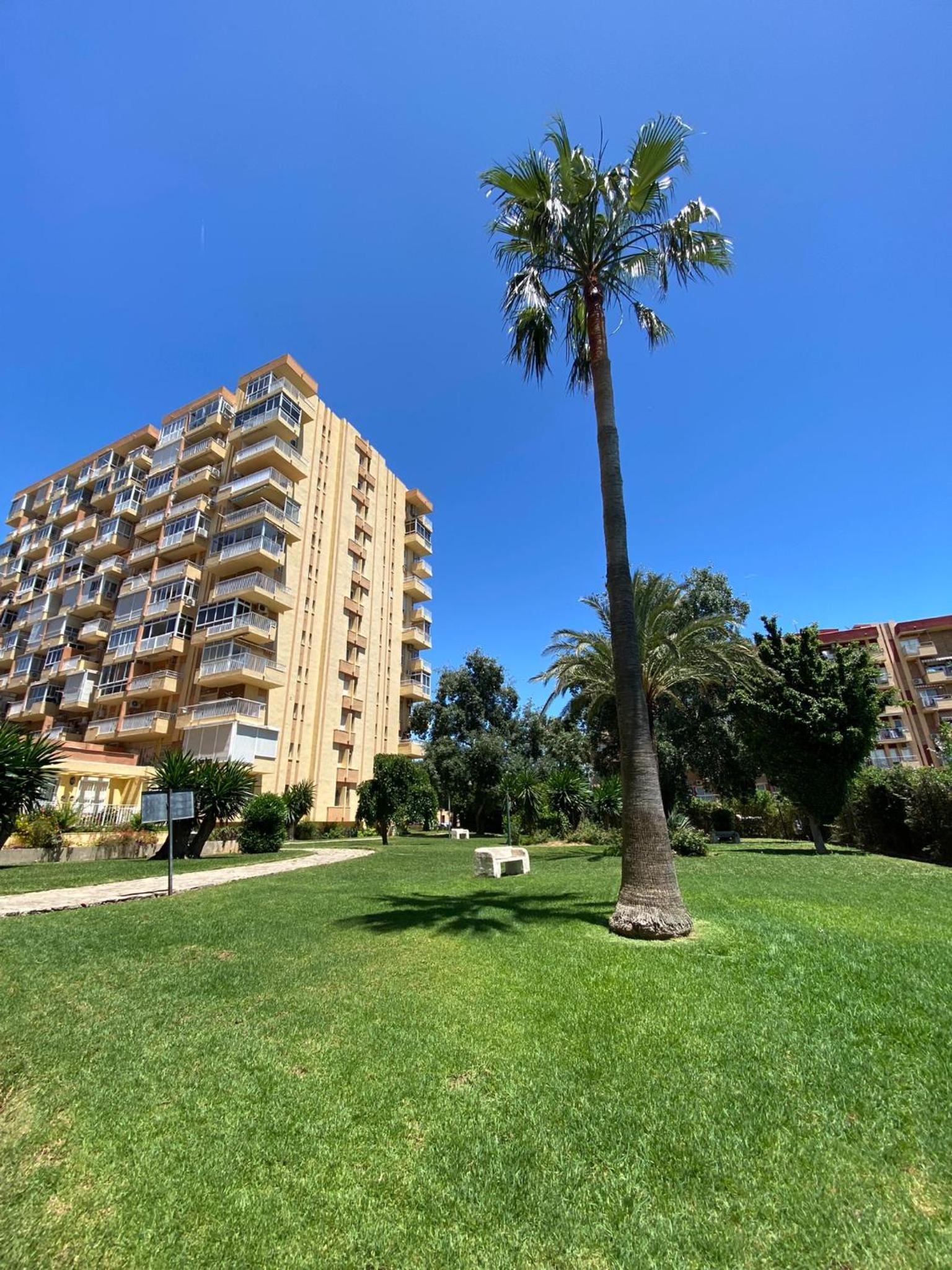 Apt céntrico con vistas y piscinas