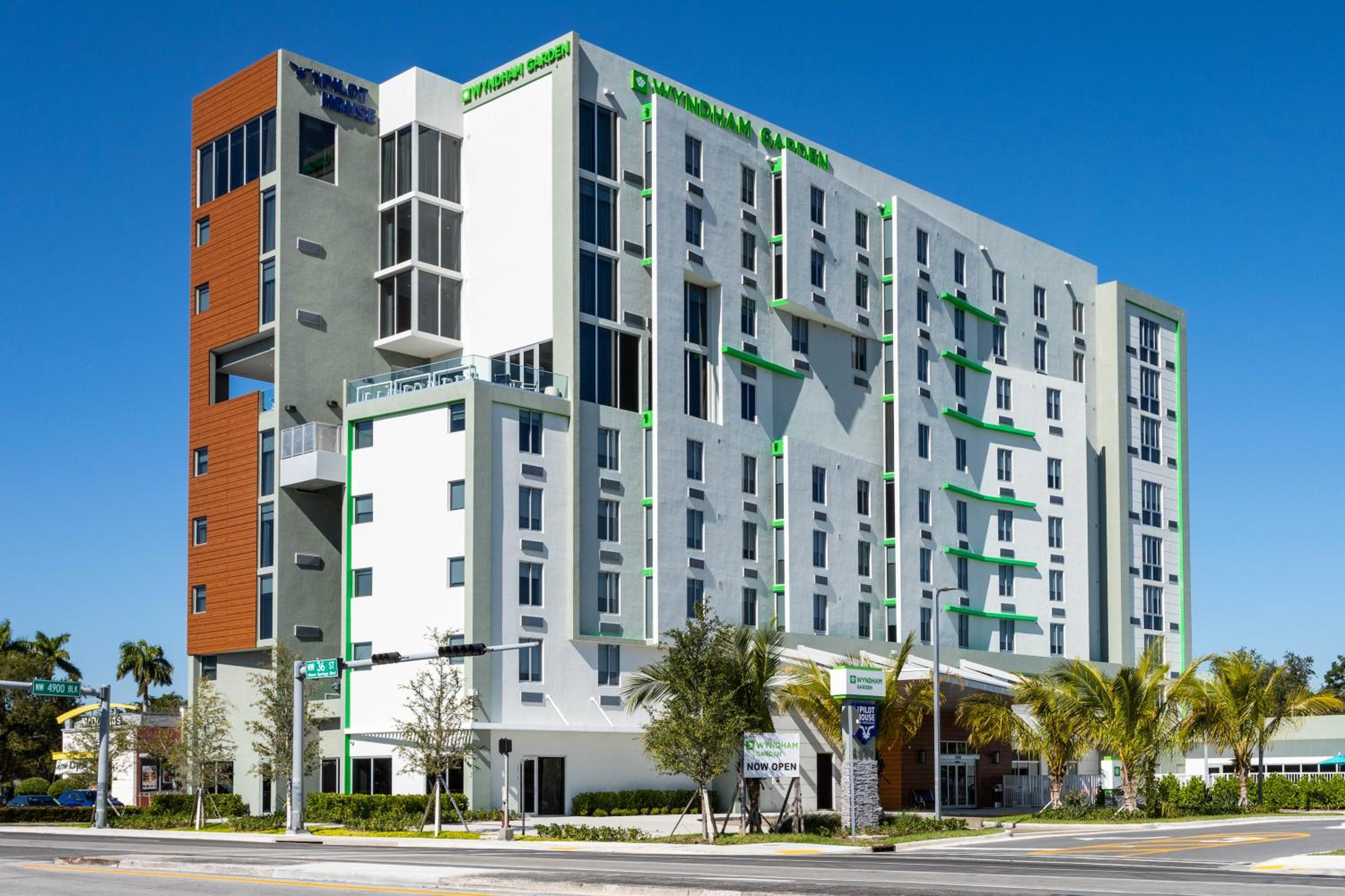 Hotel Wyndham Garden Miami International Airport - Image 1