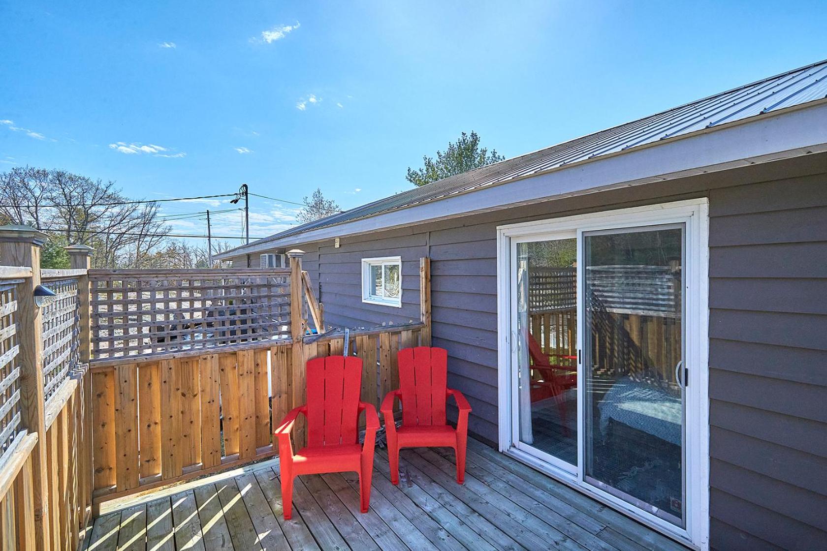 Modern Honey Harbour Escape with Hot Tub BBQ Fire Pit