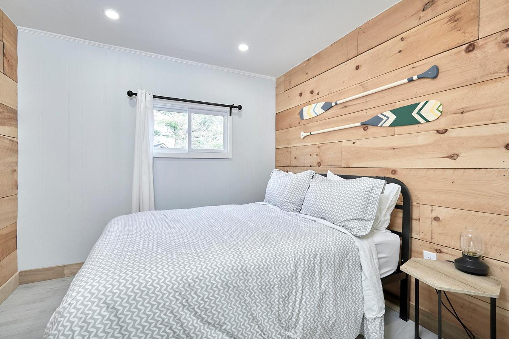 Modern Honey Harbour Escape with Hot Tub BBQ Fire Pit