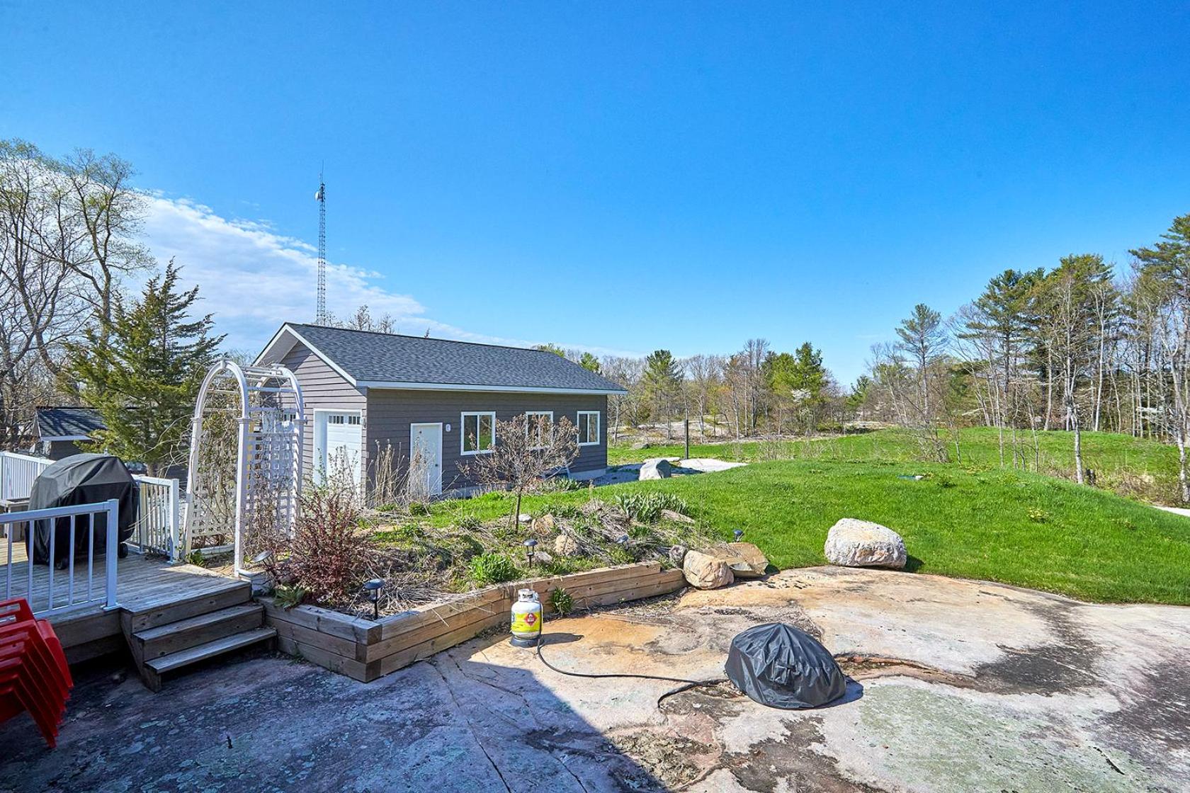 Modern Honey Harbour Escape with Hot Tub BBQ Fire Pit