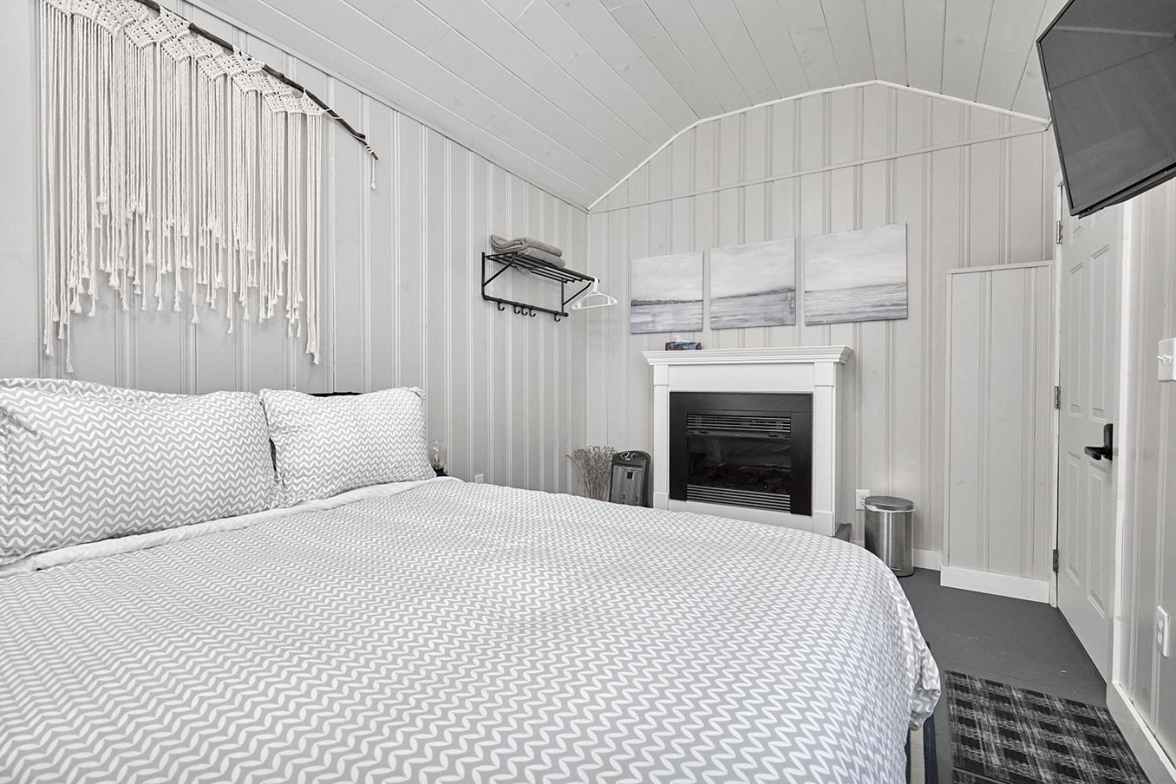 Modern Honey Harbour Escape with Hot Tub BBQ Fire Pit