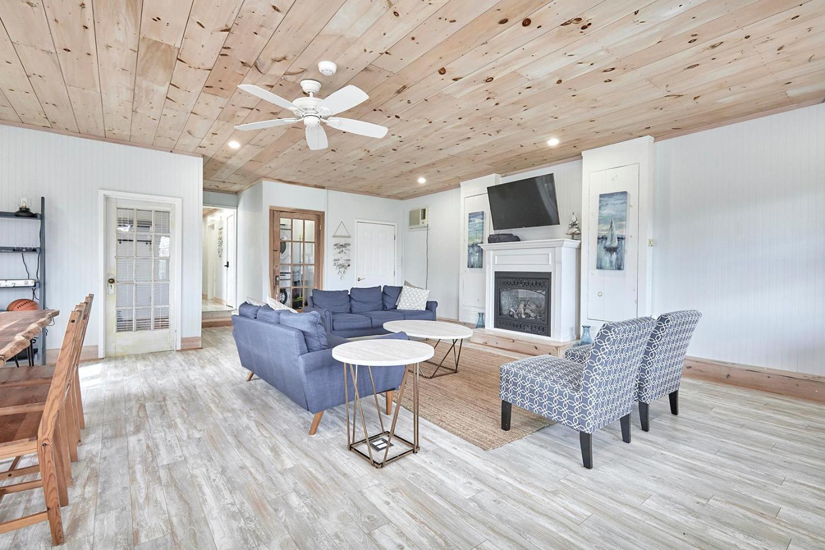 Modern Honey Harbour Escape with Hot Tub BBQ Fire Pit