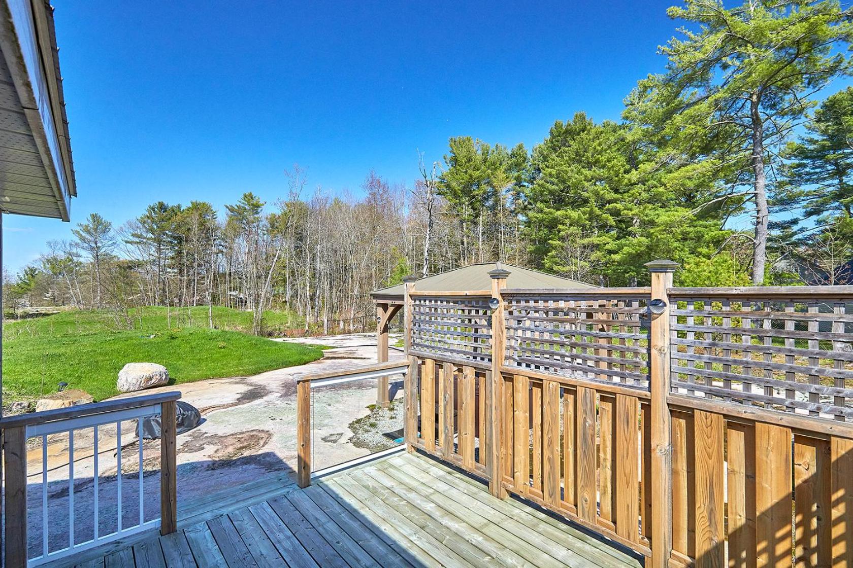 Modern Honey Harbour Escape with Hot Tub BBQ Fire Pit