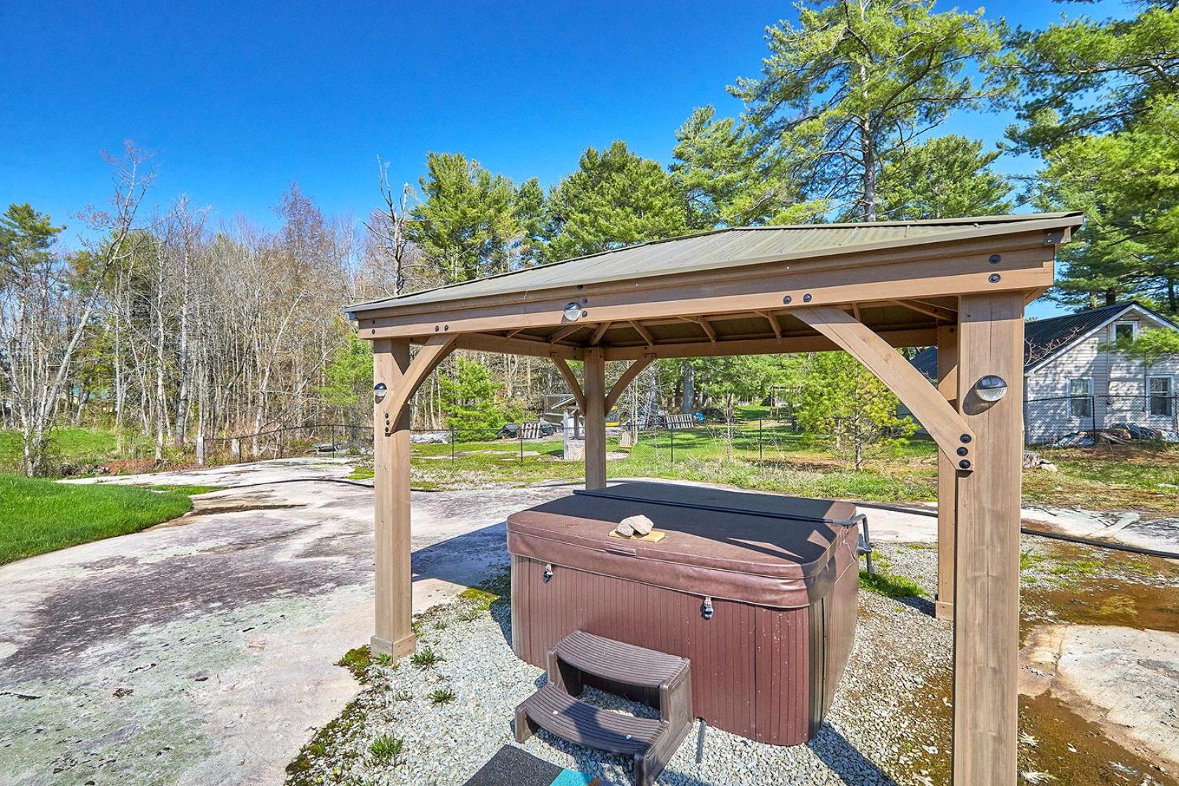 Modern Honey Harbour Escape with Hot Tub BBQ Fire Pit