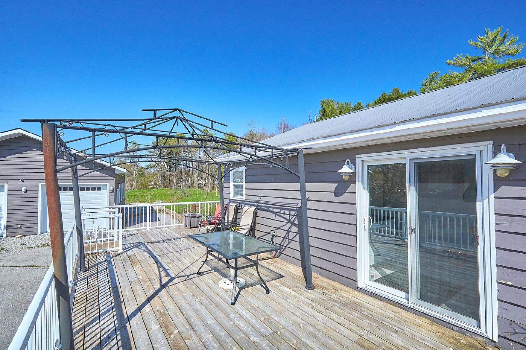 Modern Honey Harbour Escape with Hot Tub BBQ Fire Pit
