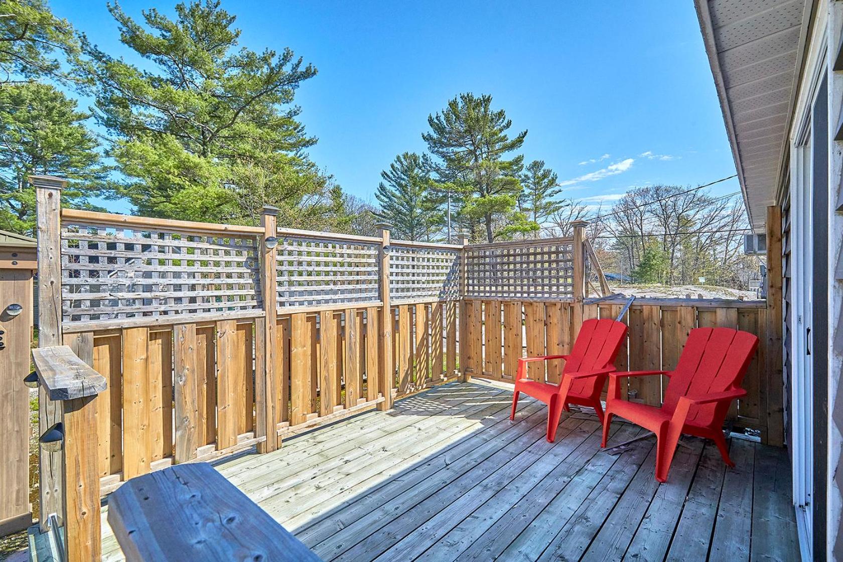 Modern Honey Harbour Escape with Hot Tub BBQ Fire Pit