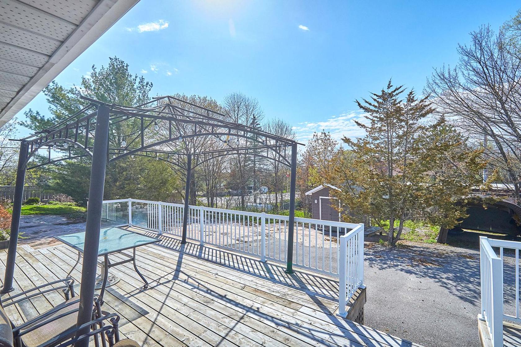 Modern Honey Harbour Escape with Hot Tub BBQ Fire Pit