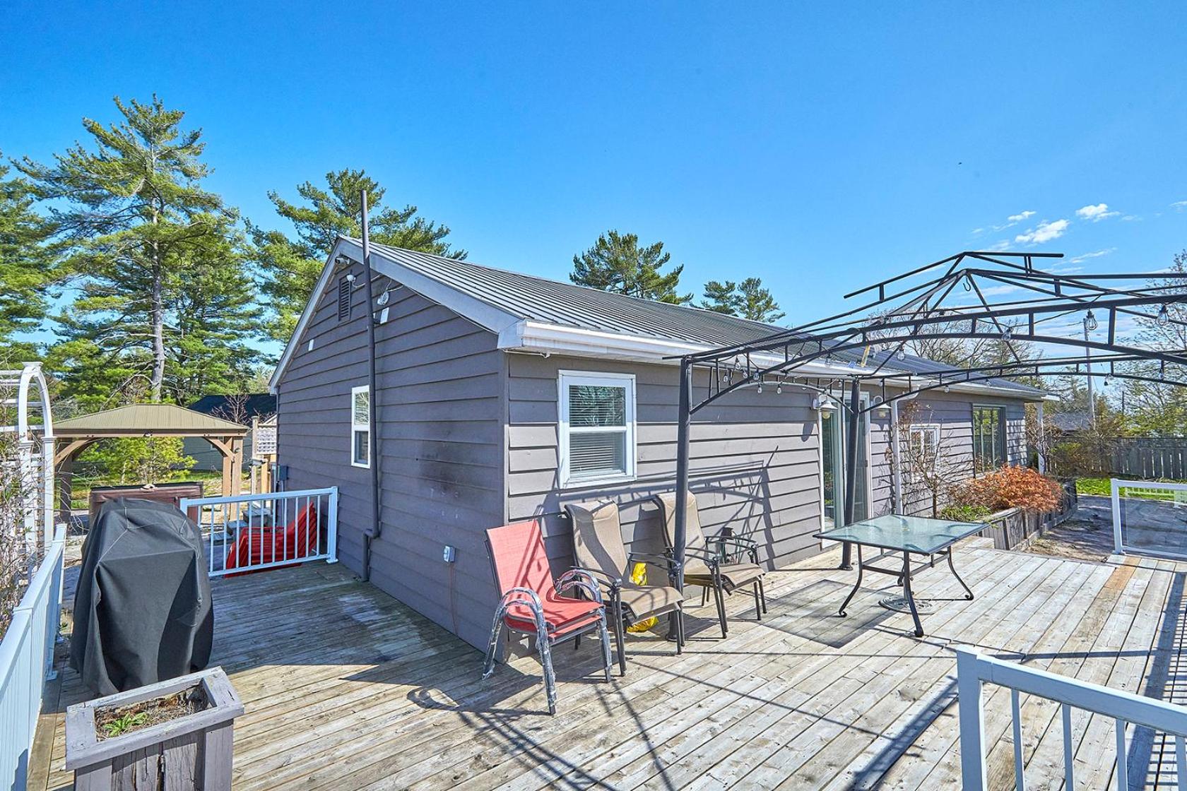 Modern Honey Harbour Escape with Hot Tub BBQ Fire Pit