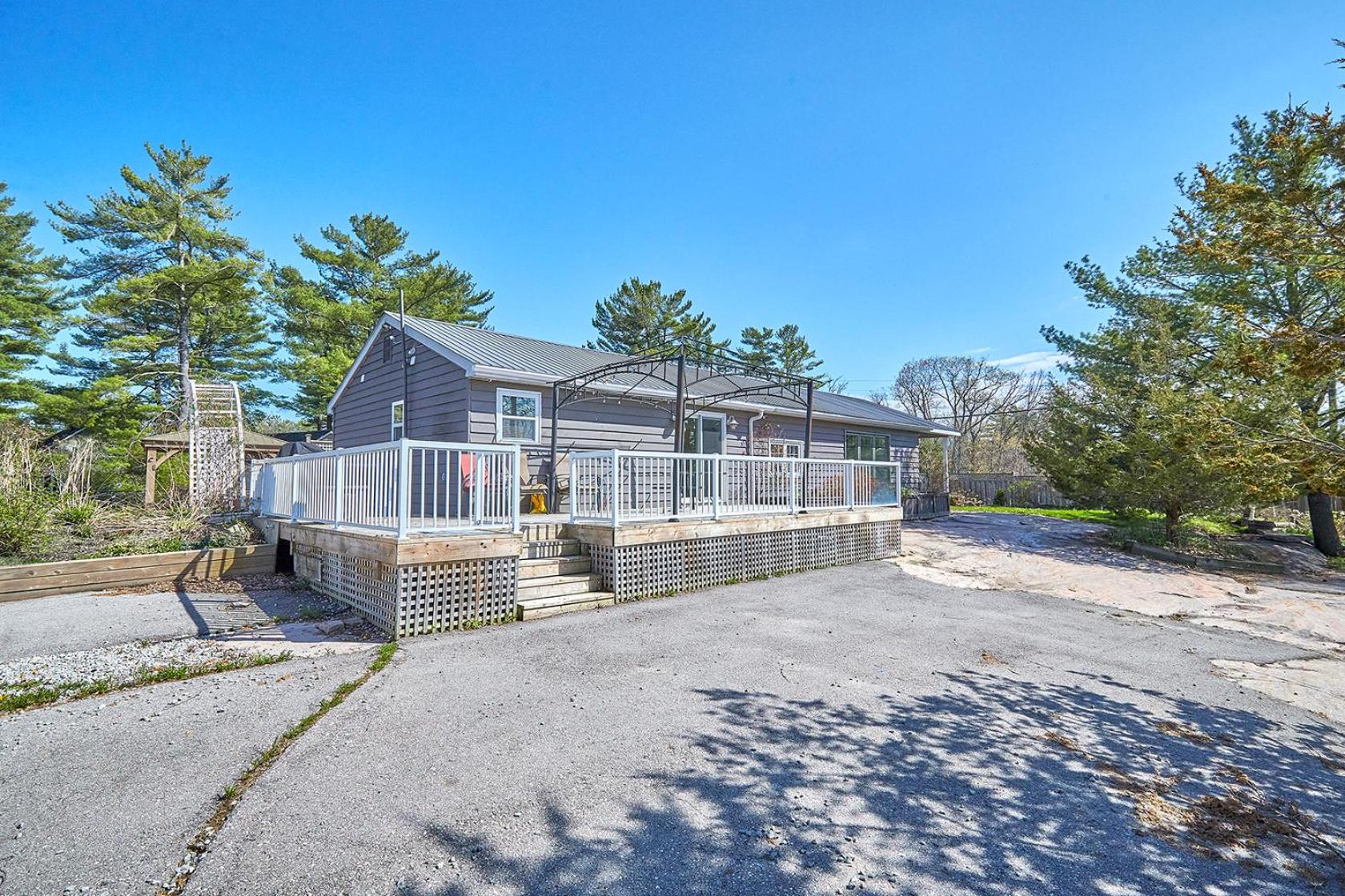 Modern Honey Harbour Escape with Hot Tub BBQ Fire Pit