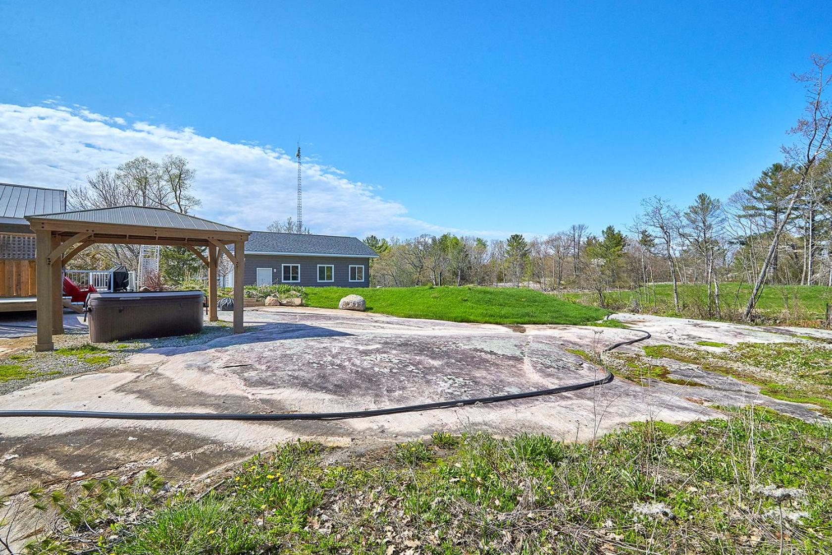 Modern Honey Harbour Escape with Hot Tub BBQ Fire Pit