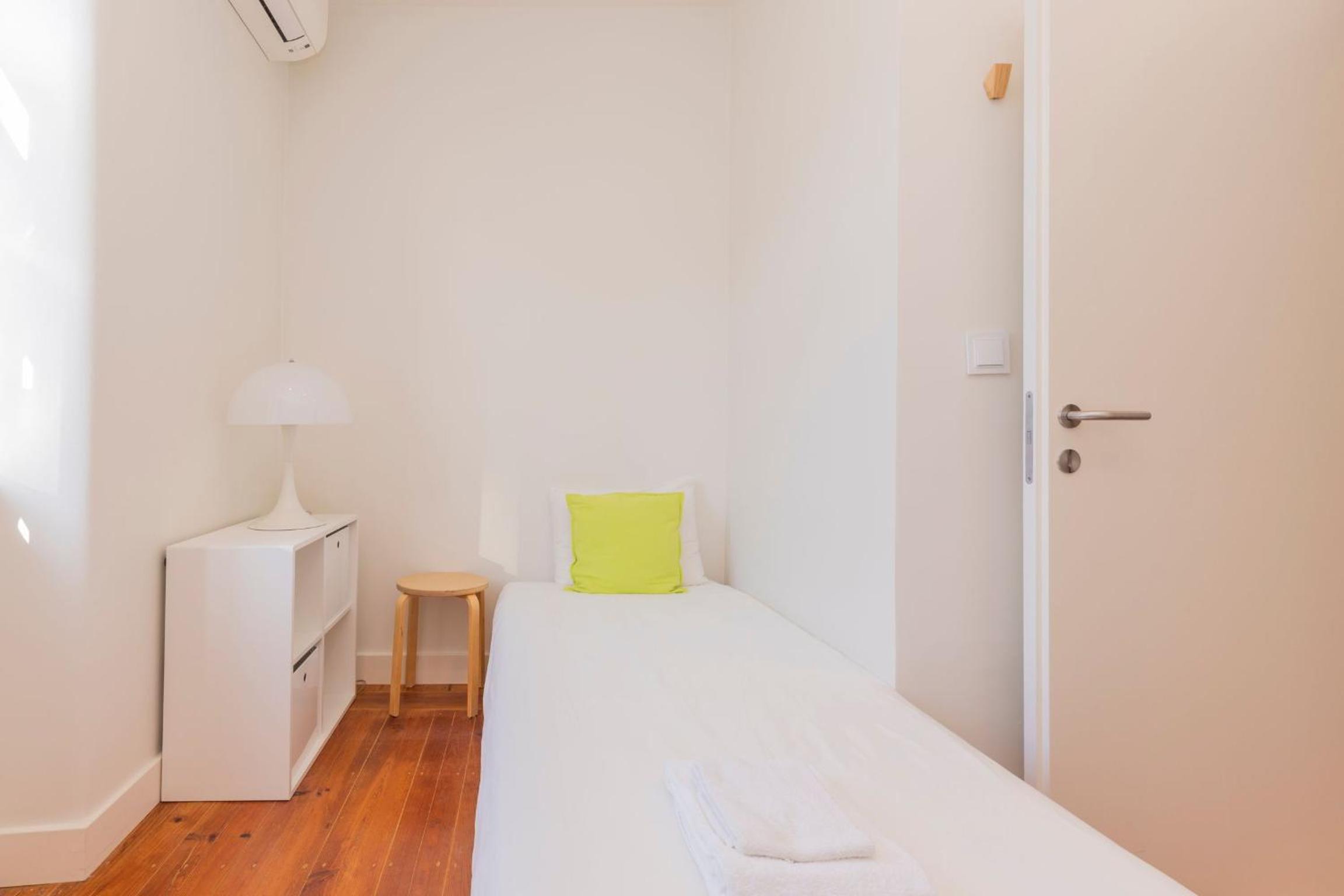 Amazing 4BDR Flat in Areeiro by LovelyStay view 3