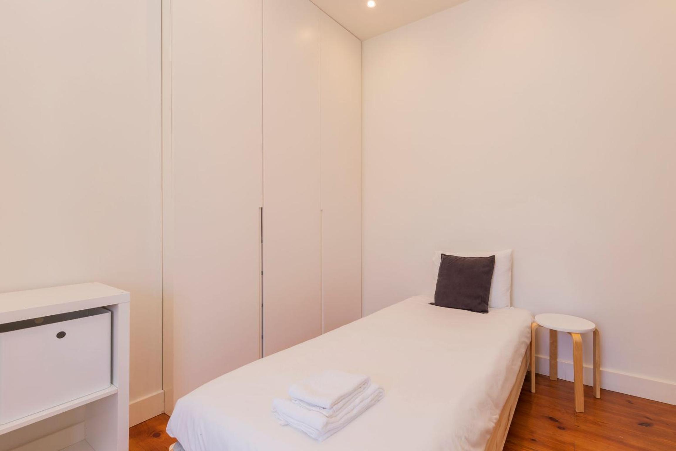 Amazing 4BDR Flat in Areeiro by LovelyStay view 2
