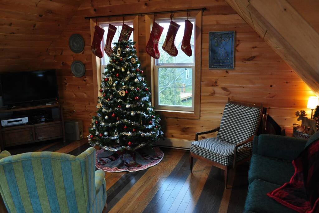 Hilltop Cottage with Room to Spare