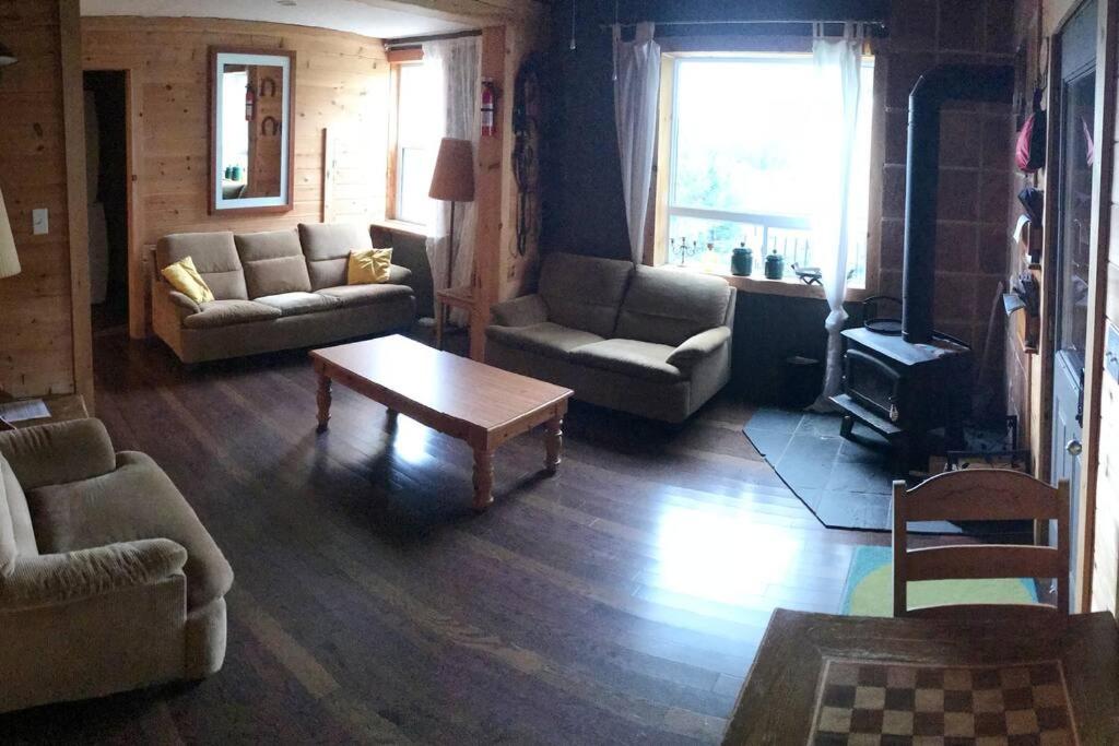 Hilltop Cottage with Room to Spare