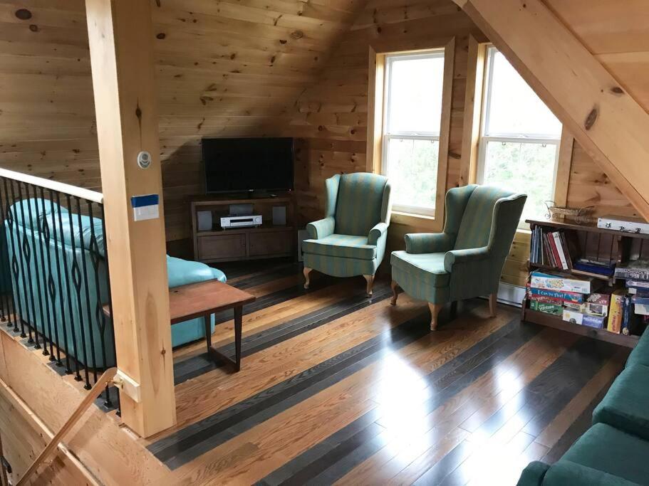 Hilltop Cottage with Room to Spare