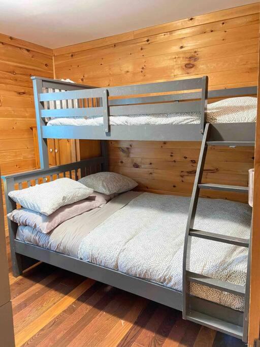 Hilltop Cottage with Room to Spare