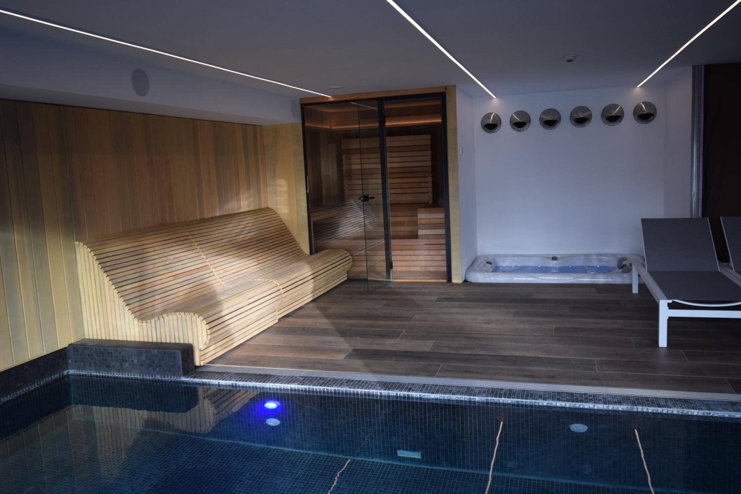 Chambre avec piscine sauna jacuzzi