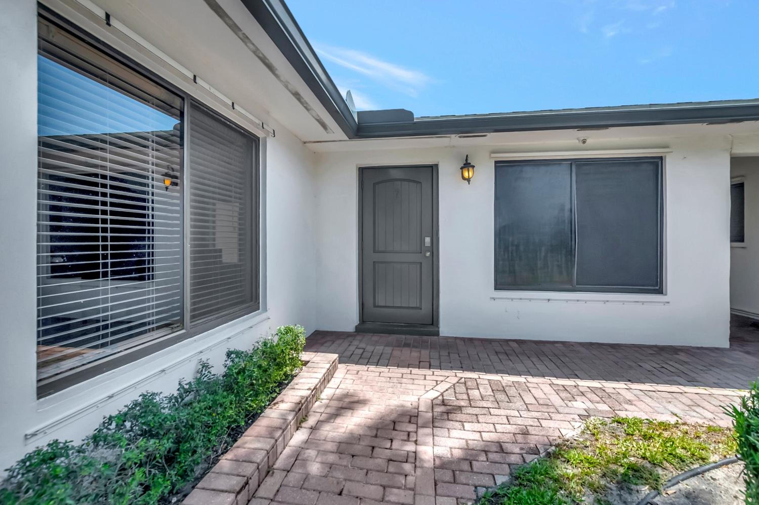 Spacious 2bd 2bath private yard, free parking, pets welcome