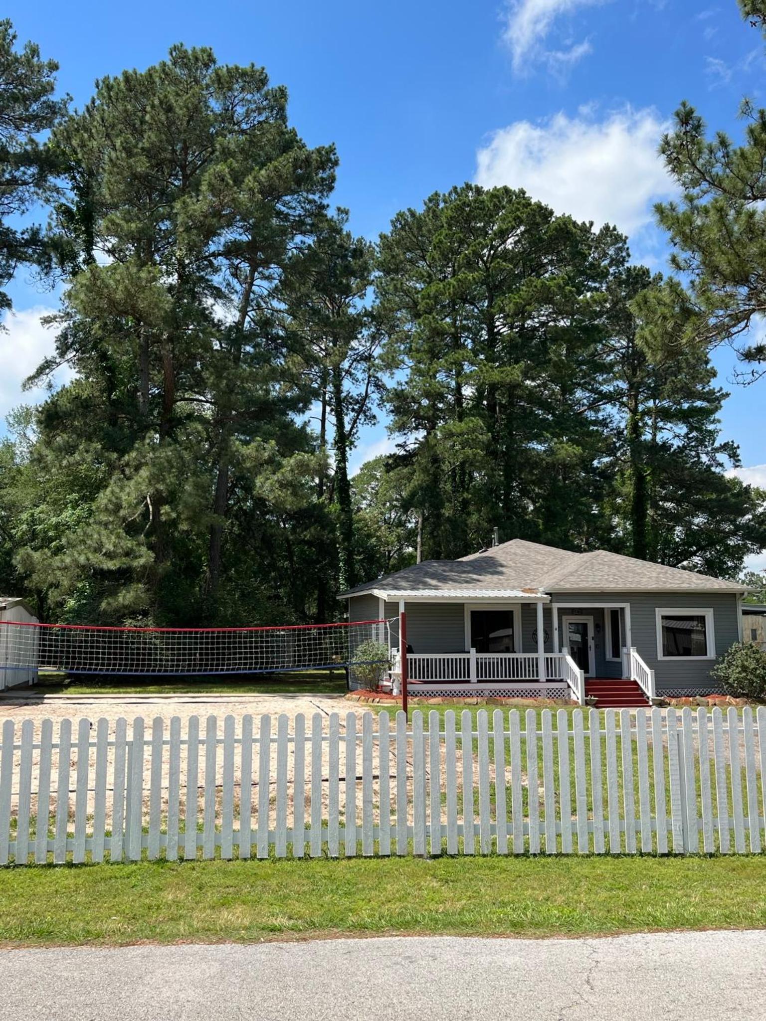 Train Depot - 3 BR Home with Pool, Sand Volleyball & Pool Table view 3