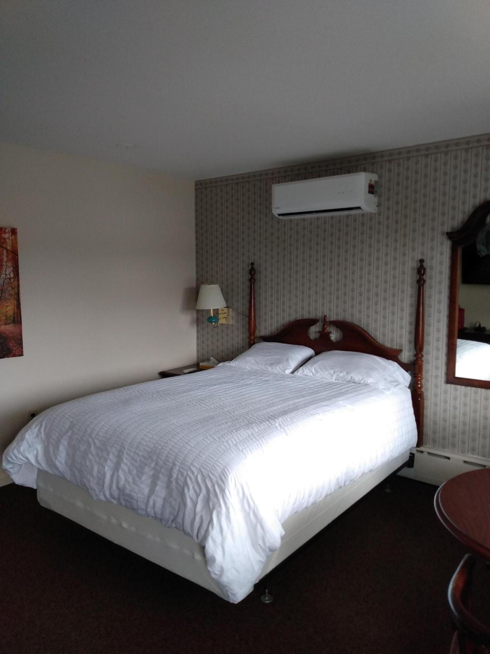 Sara Placid Inn & Suites