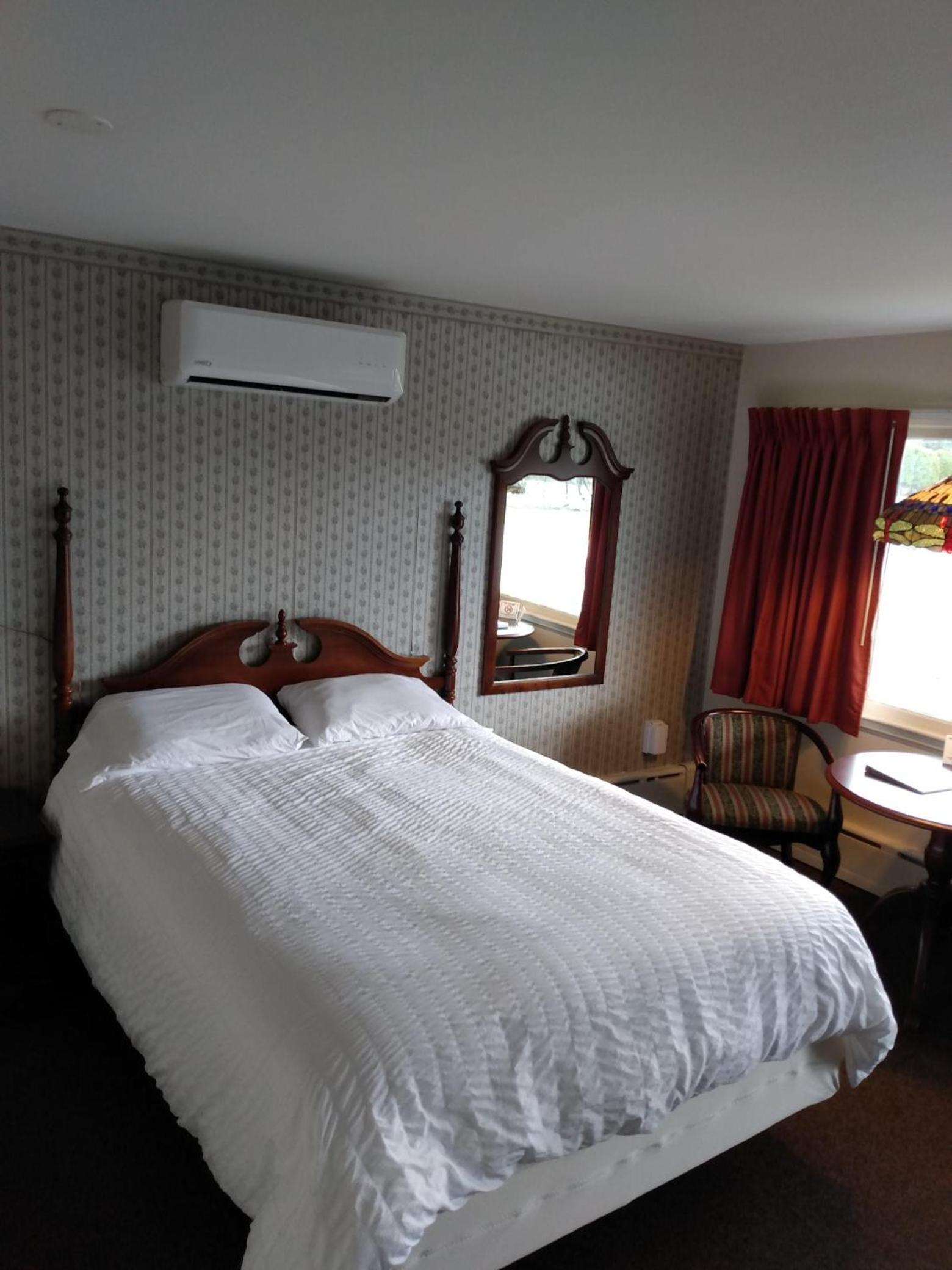 Sara Placid Inn & Suites