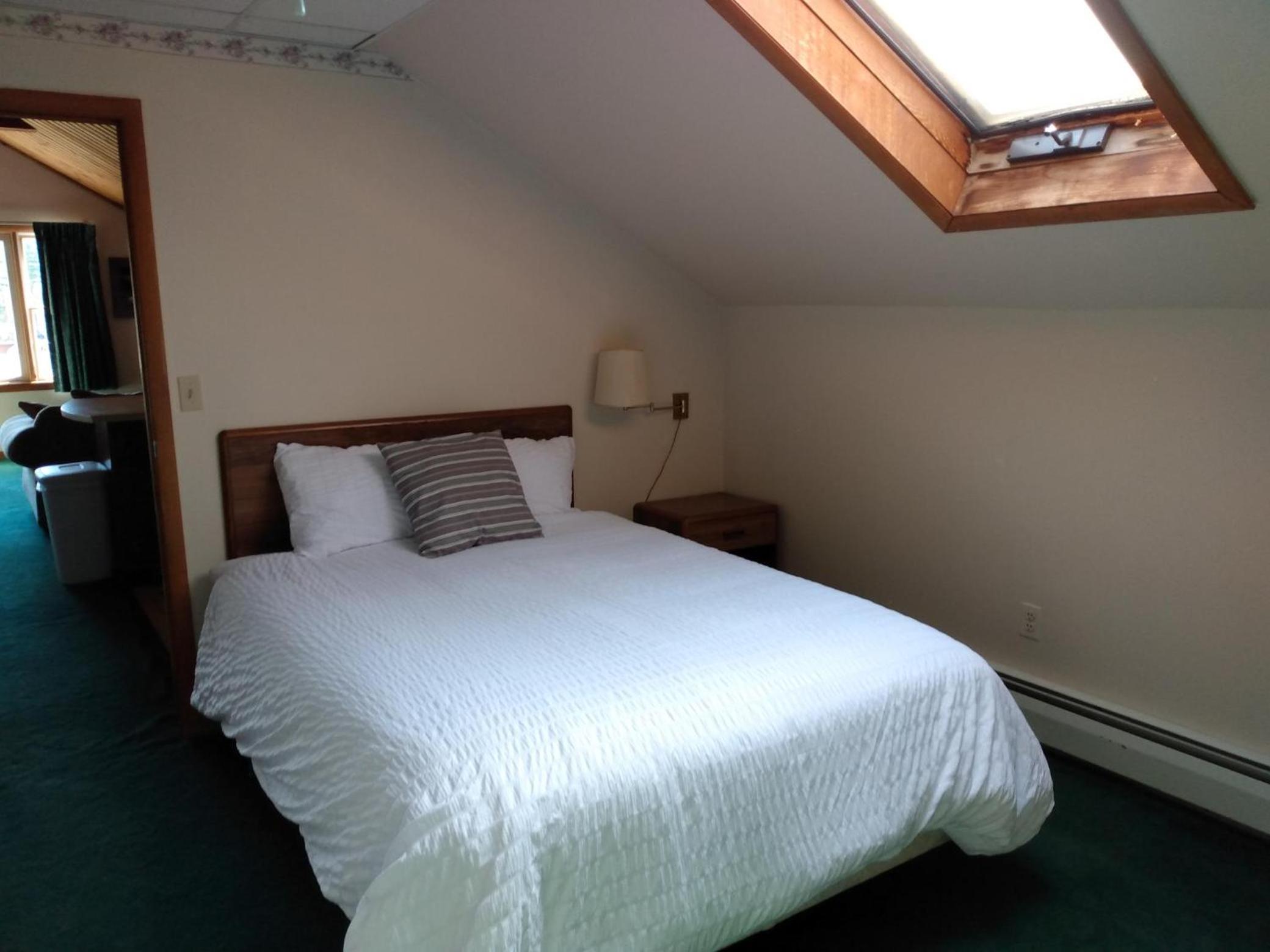 Sara Placid Inn & Suites