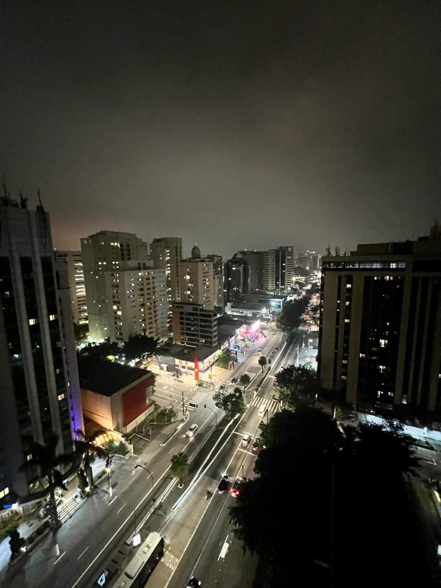 UNU Loft Ibirapuera: piscina, academia, vista cinematográfica.