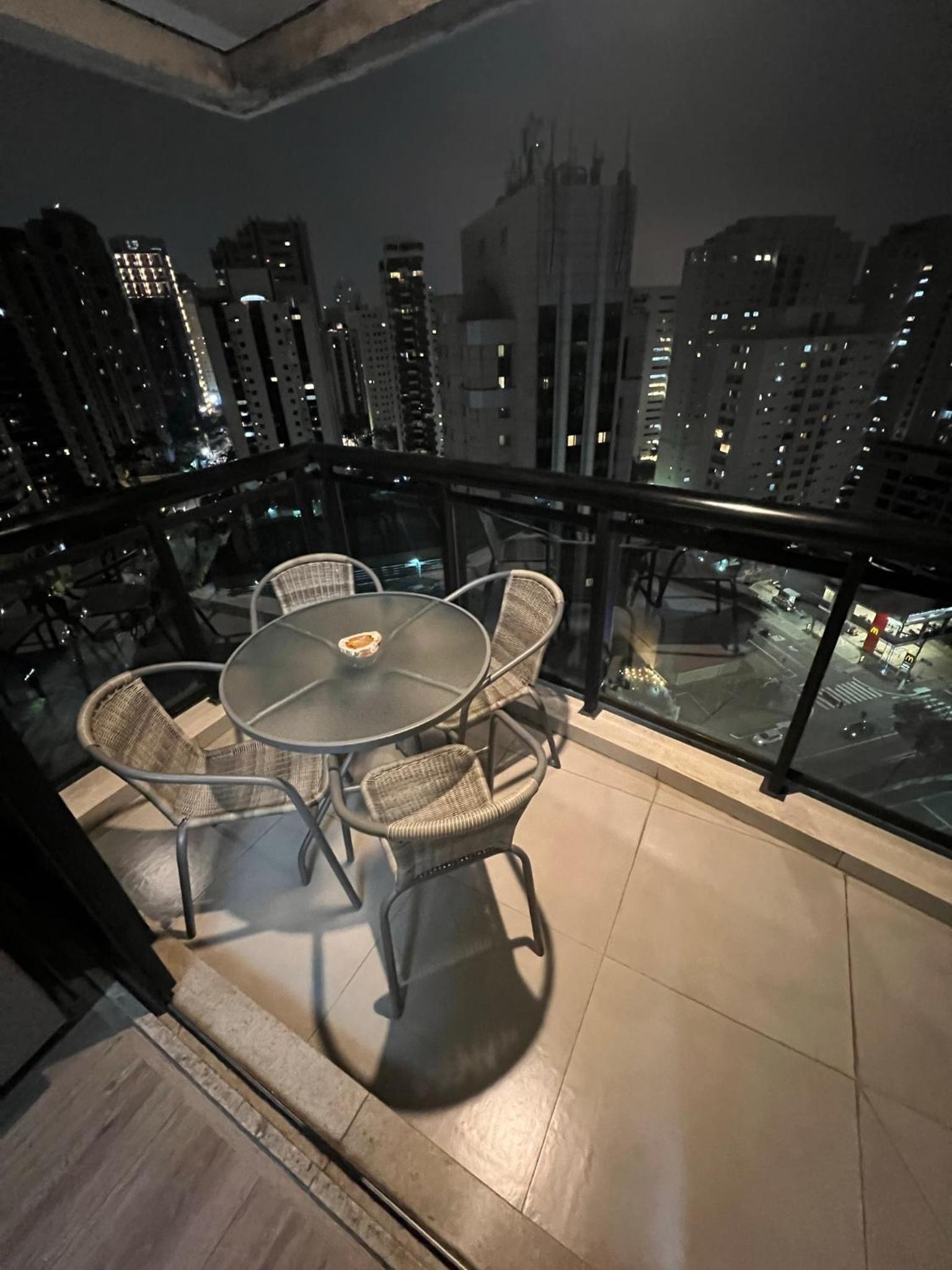 UNU Loft Ibirapuera: piscina, academia, vista cinematográfica.